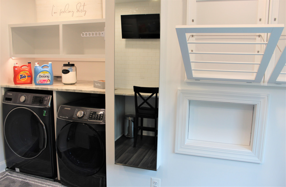Diseño de cuarto de lavado clásico renovado grande con fregadero bajoencimera, salpicadero de azulejos de cerámica y lavadora y secadora juntas