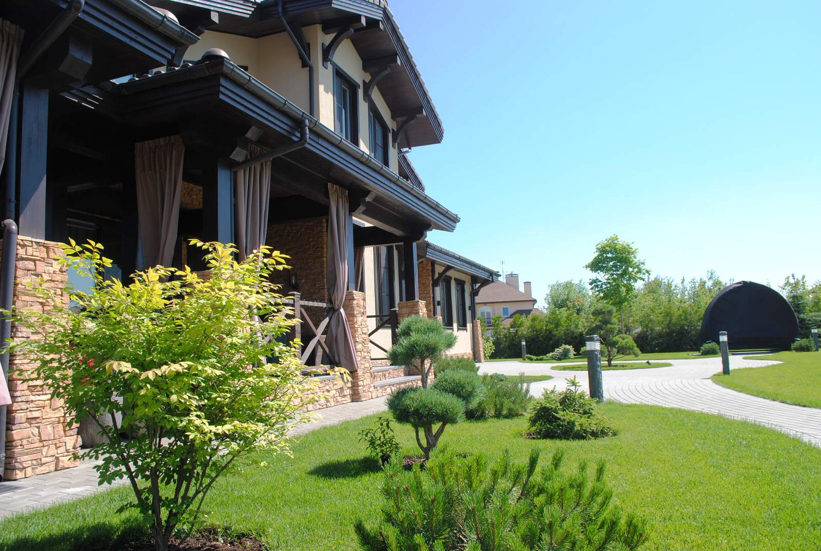 Сад с хвойными растениями