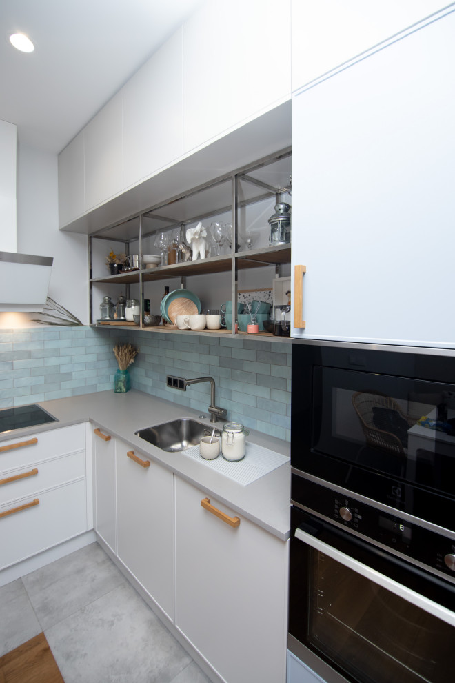 Светлая кухня в неоклассическом стиле