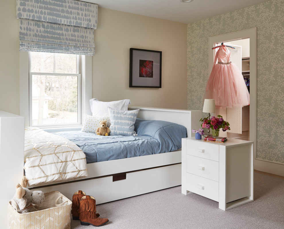 На фото: детская среднего размера в современном стиле с спальным местом, синими стенами, ковровым покрытием, синим полом и обоями на стенах для ребенка от 4 до 10 лет, девочки с