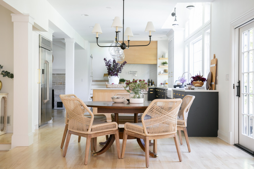 Example of a transitional kitchen design in Chicago