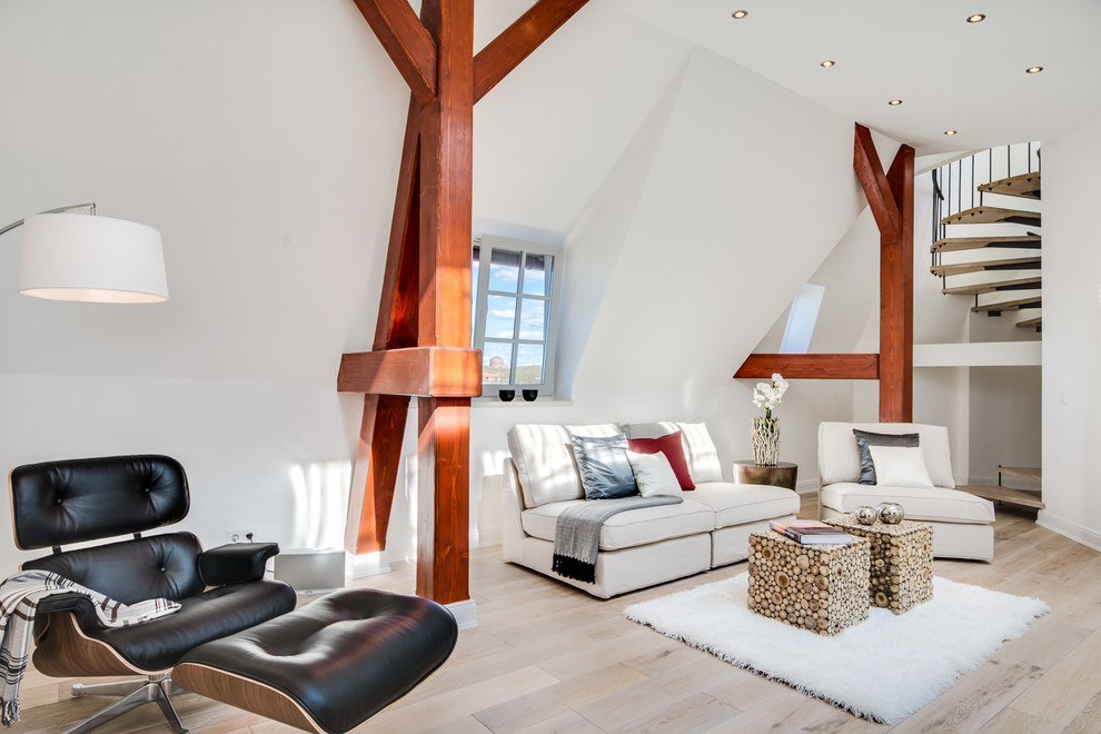 Großes Nordisches Wohnzimmer mit weißer Wandfarbe und hellem Holzboden in Hamburg