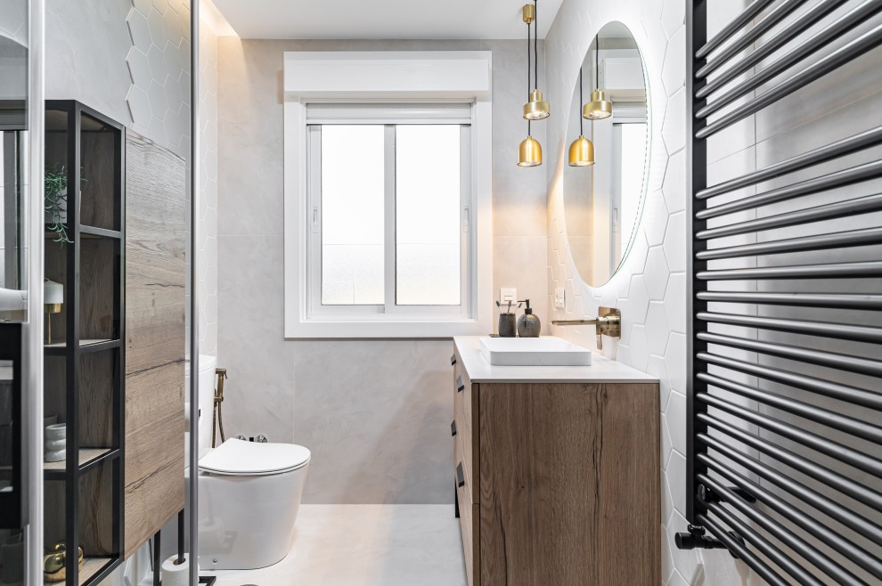 Inspiration för stora moderna en-suite badrum, med möbel-liknande, beige skåp, våtrum, beige kakel, mosaik och dusch med skjutdörr