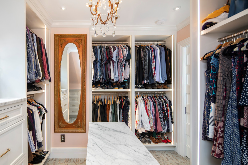 Modelo de armario vestidor unisex clásico grande con armarios con paneles empotrados, puertas de armario blancas, moqueta y suelo multicolor
