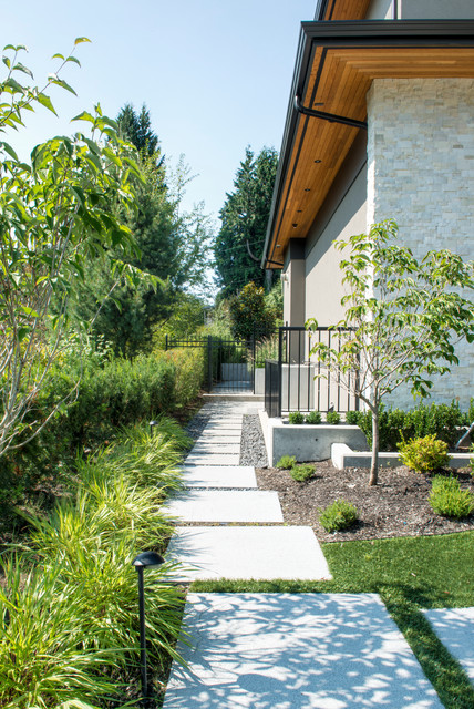 Coastal Gray Granite - Pool and Patio - West Vancouver modern-garten