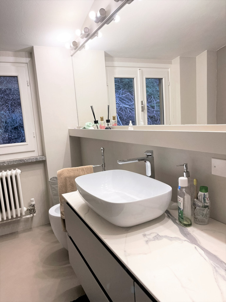 Modelo de cuarto de baño doble y flotante contemporáneo pequeño con armarios con rebordes decorativos, puertas de armario blancas, aseo y ducha y encimera de mármol