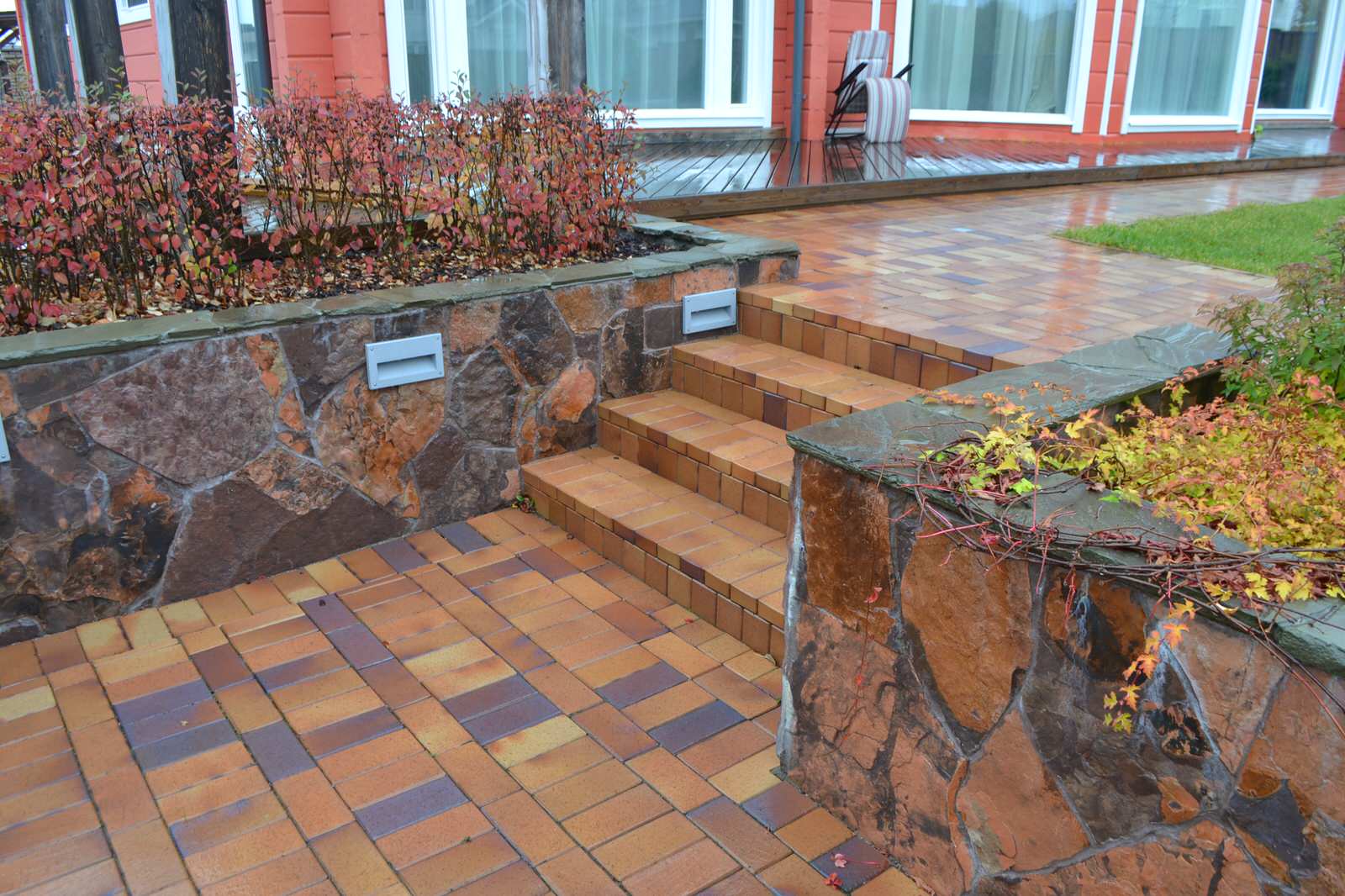 Облицовка подпорной стенки и мощение клинкерным кирпичом