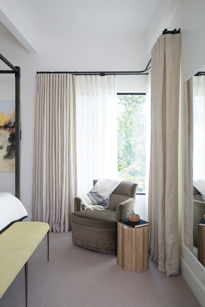 Идея дизайна: большая хозяйская спальня в стиле модернизм с белыми стенами, ковровым покрытием, бежевым полом и балками на потолке без камина