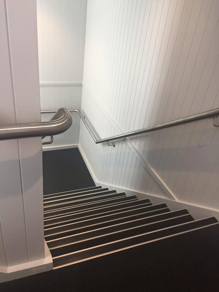 Internal stairs to lower level