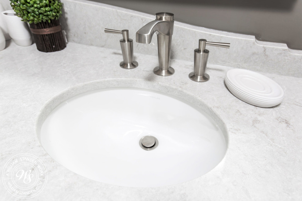 Example of a transitional home design design in Toronto