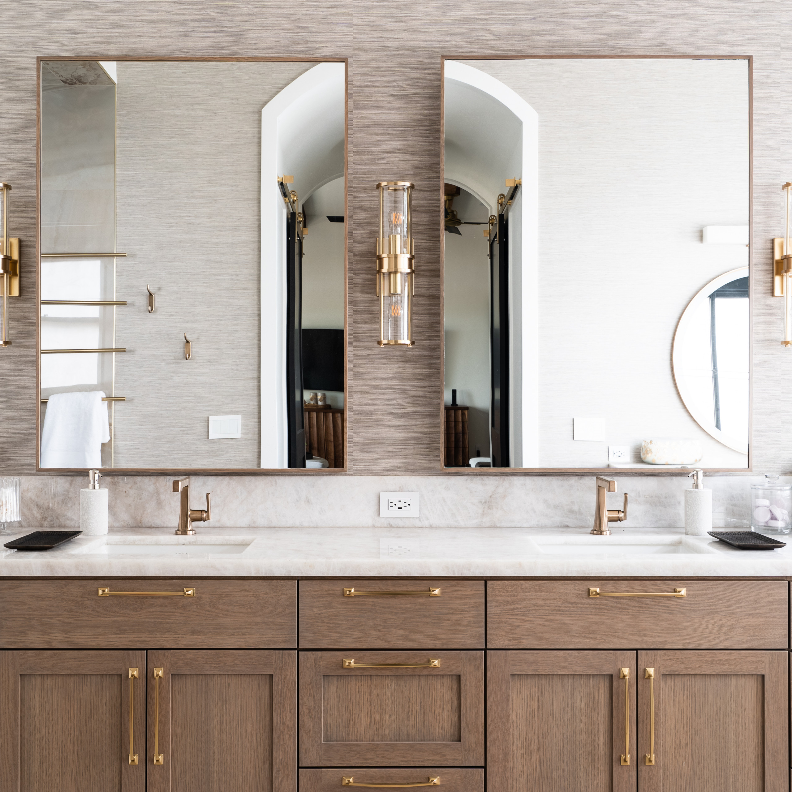 8 Stylish New Bathrooms With Wood Vanities, image size:2560x2560