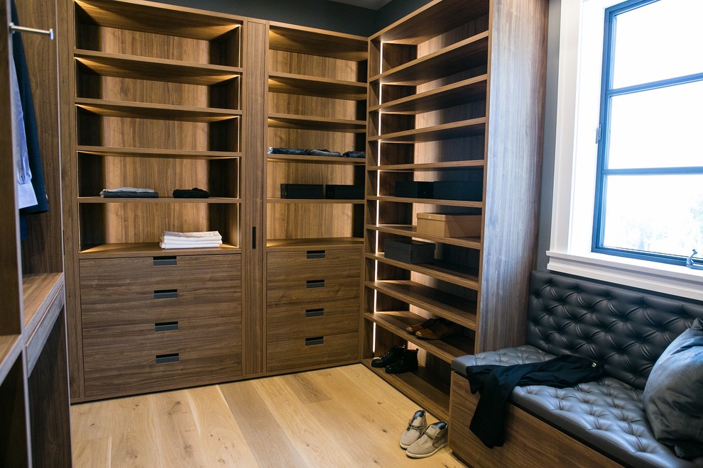 This is an example of a storage and wardrobe in Los Angeles.