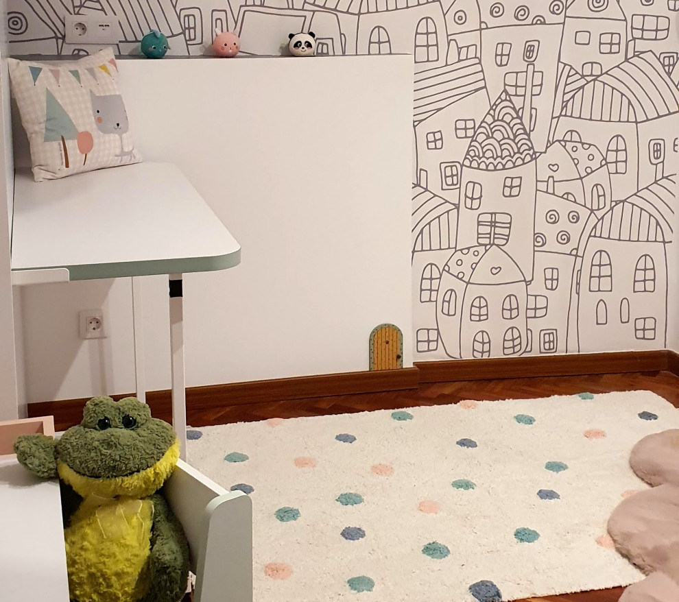 Aménagement d'une petite chambre d'enfant contemporaine.