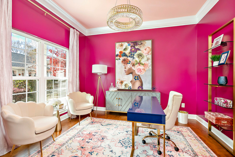 На фото: кабинет в современном стиле с розовыми стенами, темным паркетным полом и коричневым полом с
