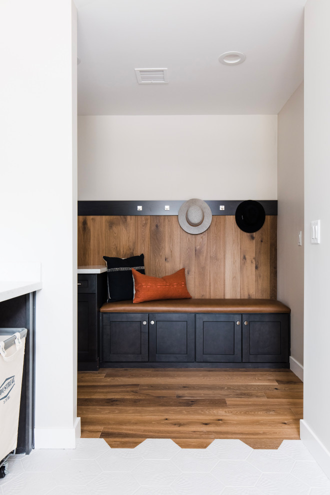 Transitional home design photo in Phoenix