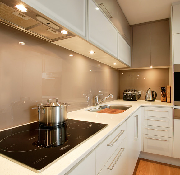 Küche mit Küchenrückwand in Braun und Glasrückwand in Sydney