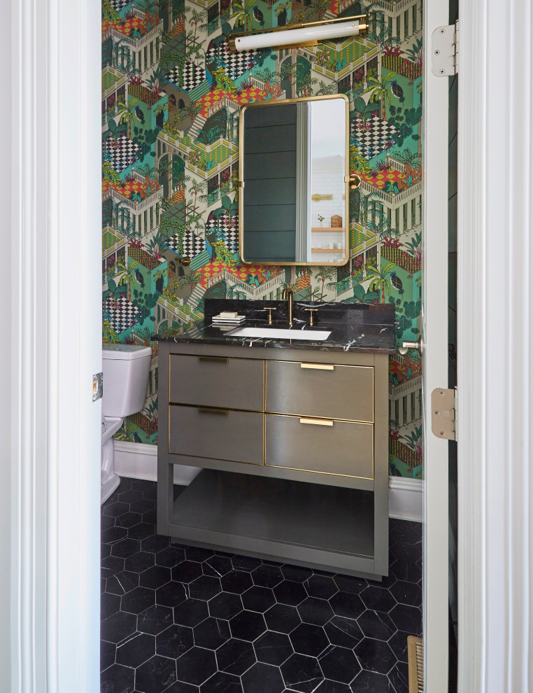 シカゴにあるコンテンポラリースタイルのおしゃれな浴室 (黒い床、壁紙) の写真