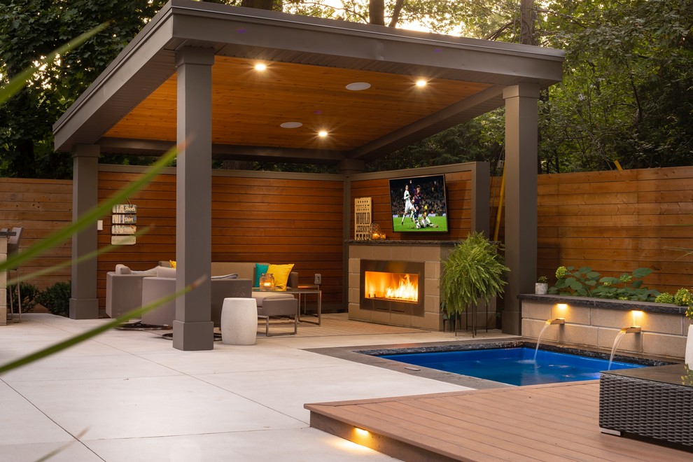 Design ideas for a transitional backyard landscaping in Toronto.