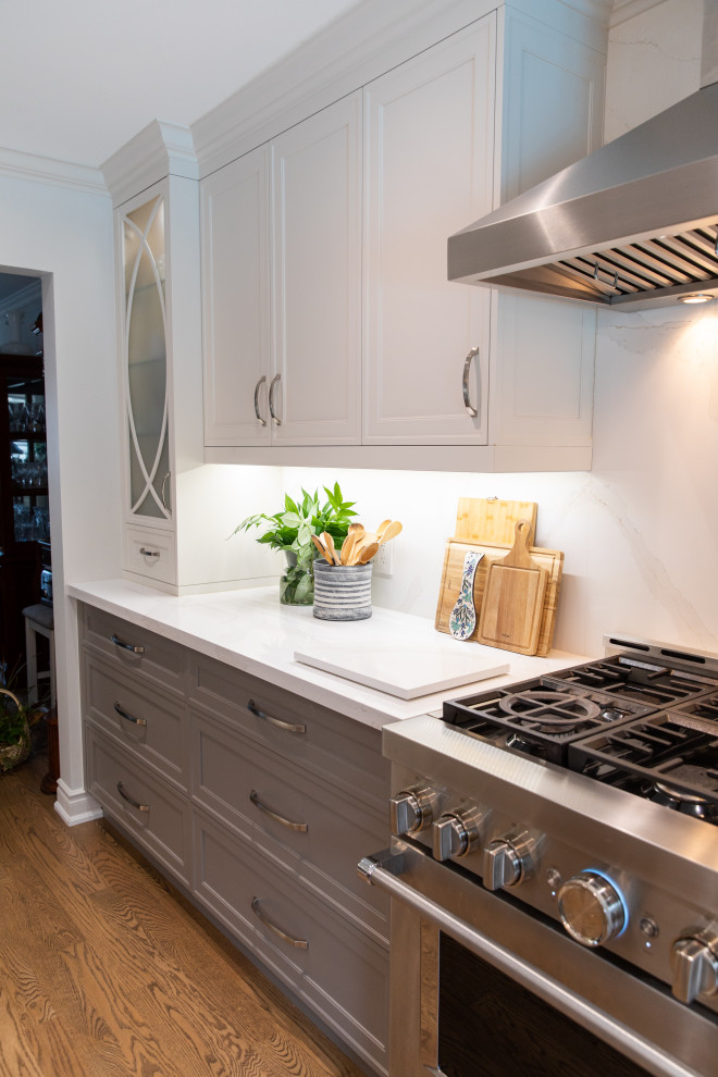 Transitional kitchen photo in Toronto