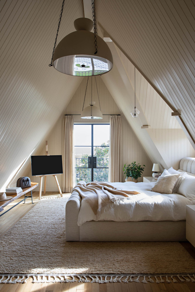 На фото: гостевая спальня среднего размера, (комната для гостей) в морском стиле с бежевыми стенами, светлым паркетным полом, деревянным потолком и стенами из вагонки