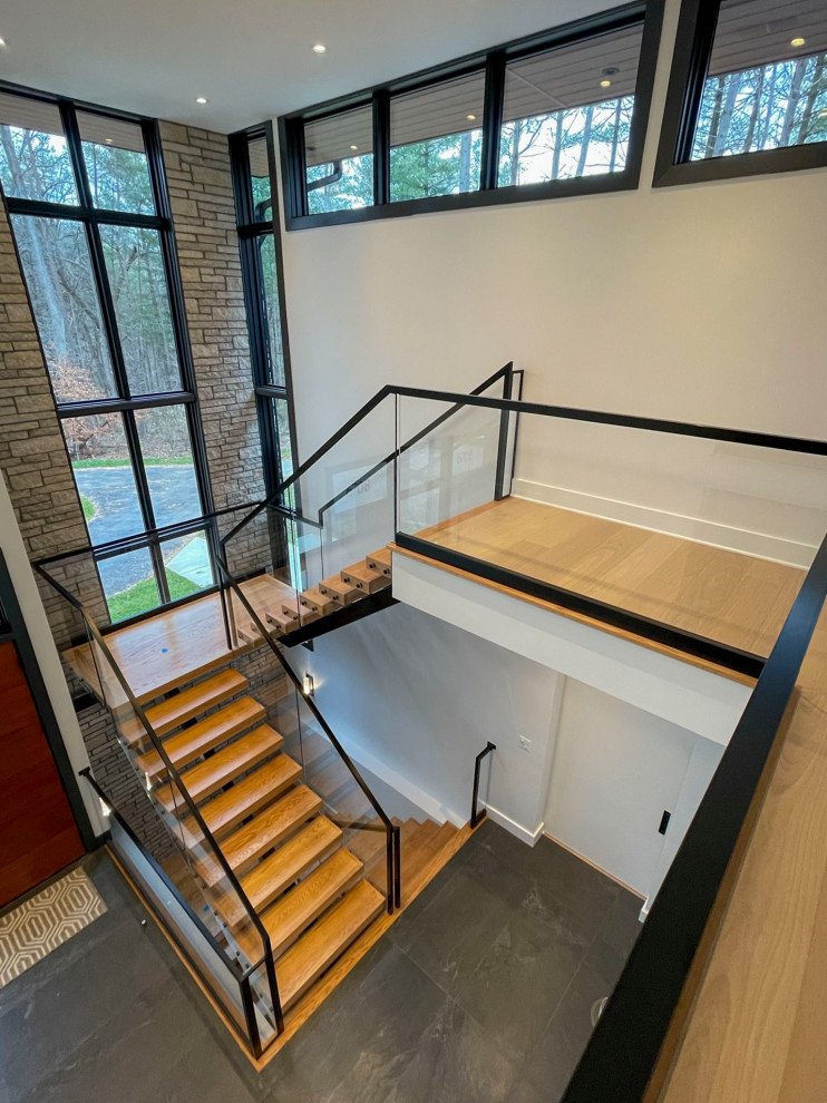 Imagen de escalera suspendida minimalista grande con escalones de madera