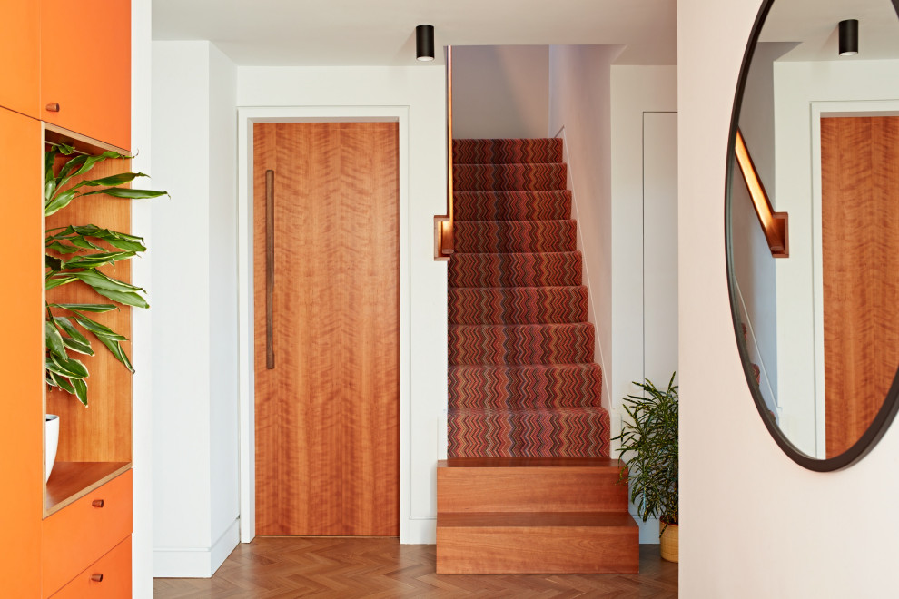 Источник вдохновения для домашнего уюта: прямая лестница среднего размера в стиле ретро с ступенями с ковровым покрытием, ковровыми подступенками и деревянными перилами