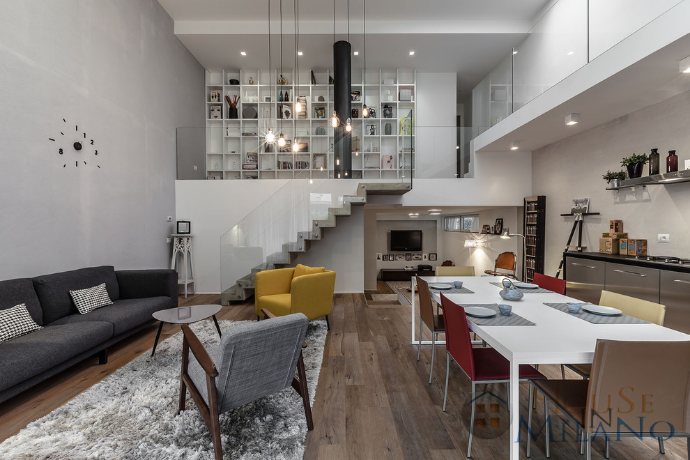 Idee per un grande soggiorno design con pareti bianche, pavimento in legno massello medio e TV a parete