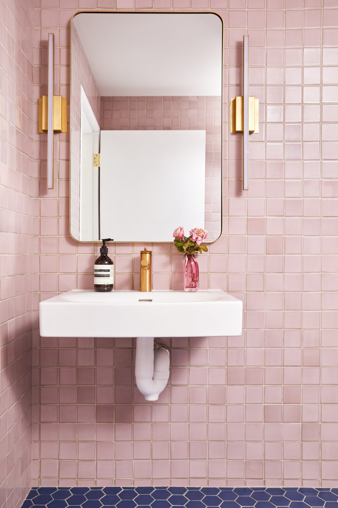 Cette image montre une petite salle de bain bohème avec un carrelage rose, des carreaux de céramique, un sol en carrelage de céramique, un sol bleu et un lavabo suspendu.