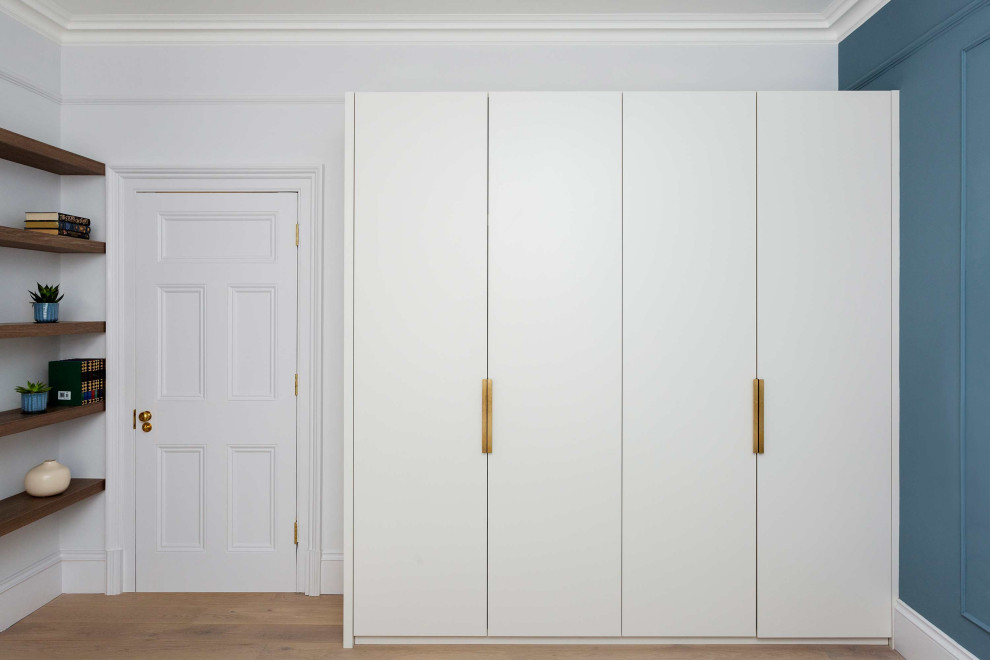 Cette image montre une cuisine ouverte minimaliste de taille moyenne avec un plan de travail en granite et une crédence en granite.