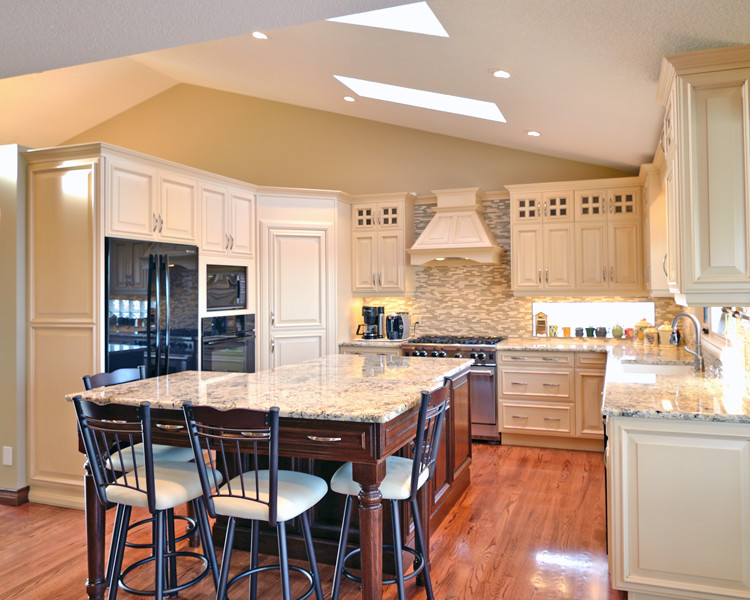 Kitchen - transitional kitchen idea in Calgary