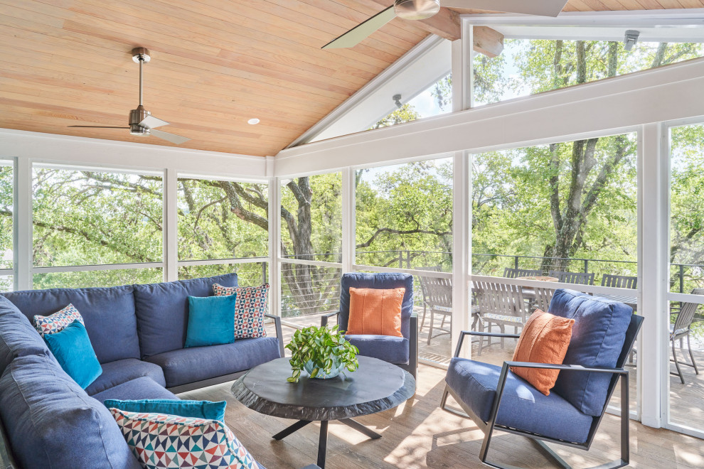 Mittelgroße, Verglaste, Überdachte Moderne Veranda hinter dem Haus mit Stahlgeländer in Austin