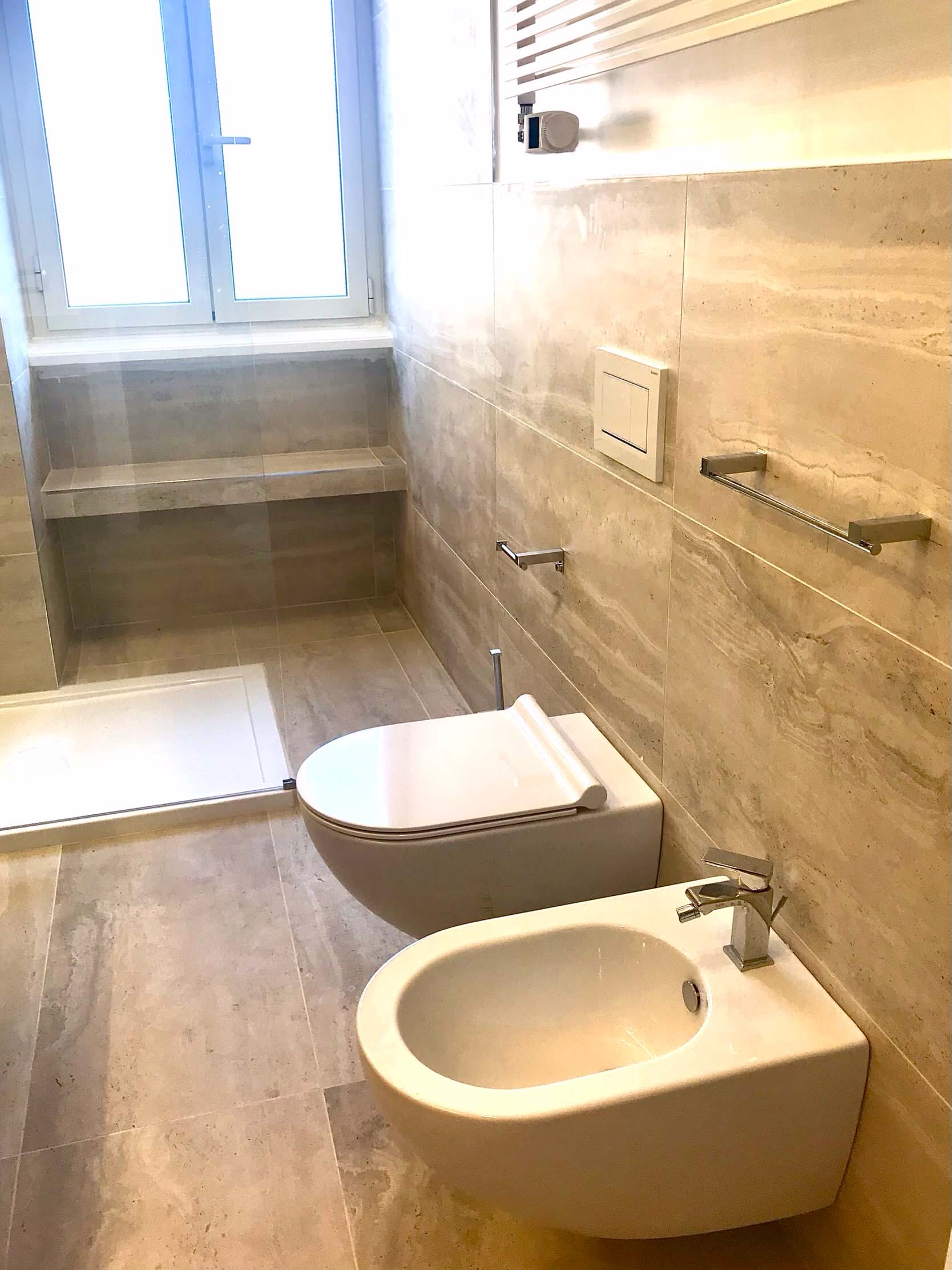 Un nuovo bagno rivestito in travertino