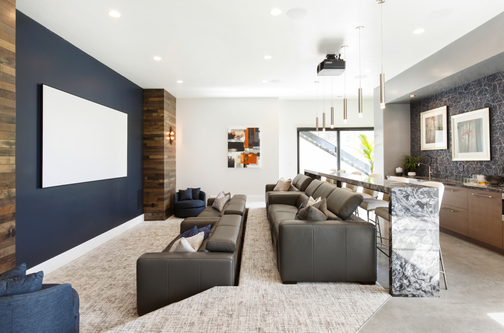 Offenes Modernes Heimkino mit schwarzer Wandfarbe, Leinwand und grauem Boden in Salt Lake City
