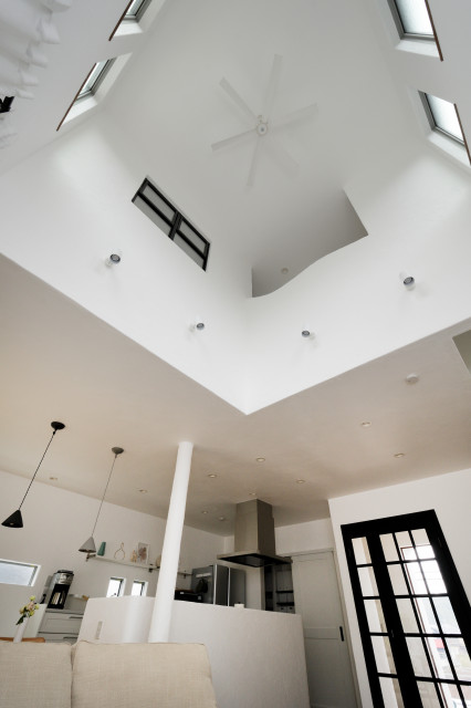 三角屋根が可愛いシンプルスタイリッシュな家 moderne-salon