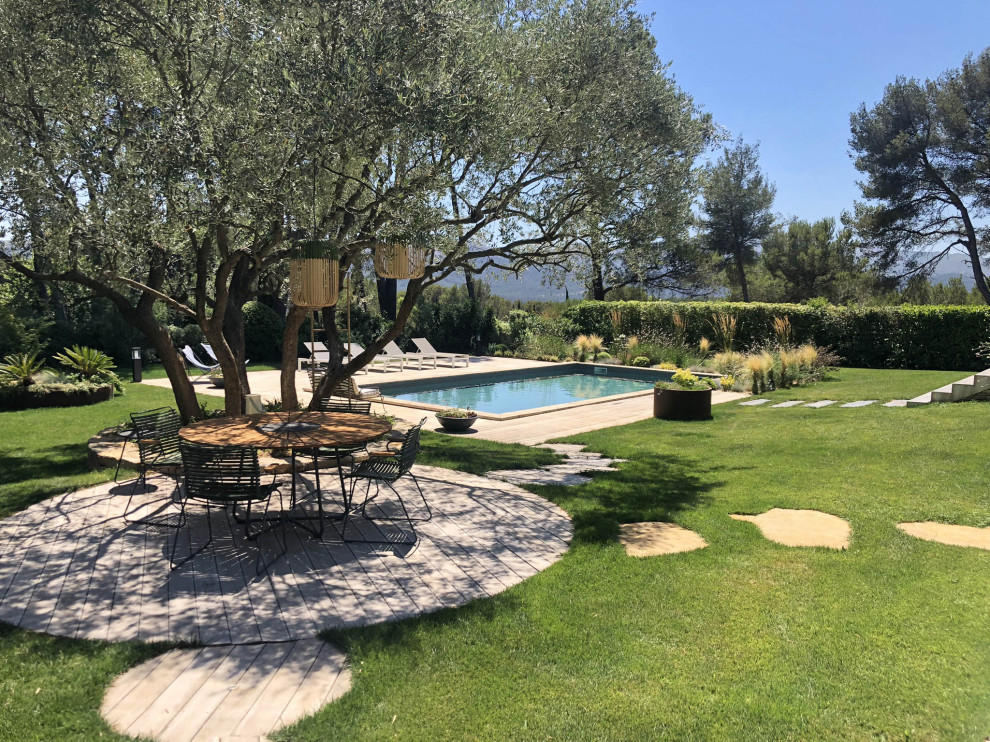 Imagen de jardín mediterráneo de tamaño medio en patio trasero con exposición total al sol