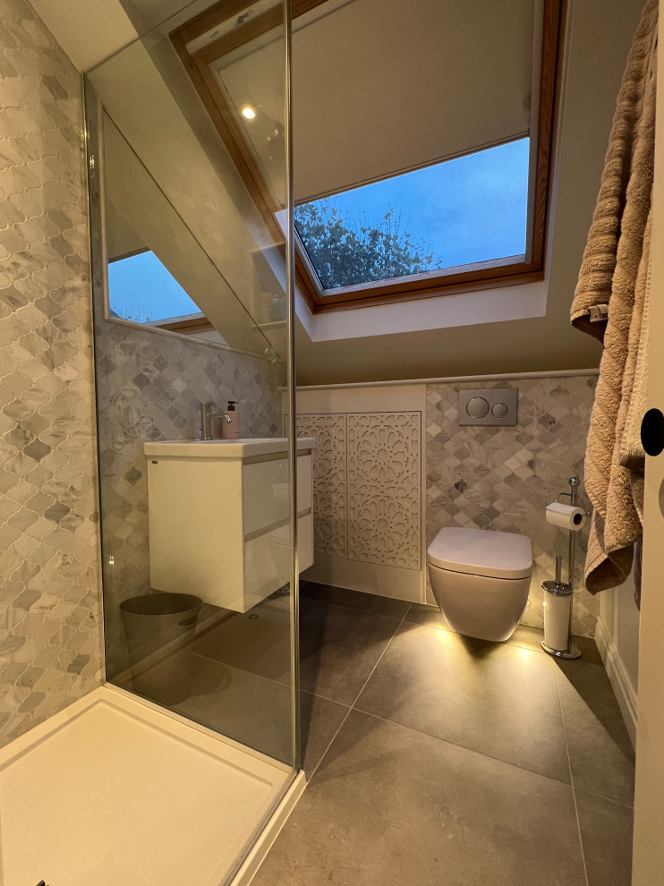 Exemple d'une petite salle de bain éclectique avec un carrelage gris, meuble simple vasque et meuble-lavabo suspendu.