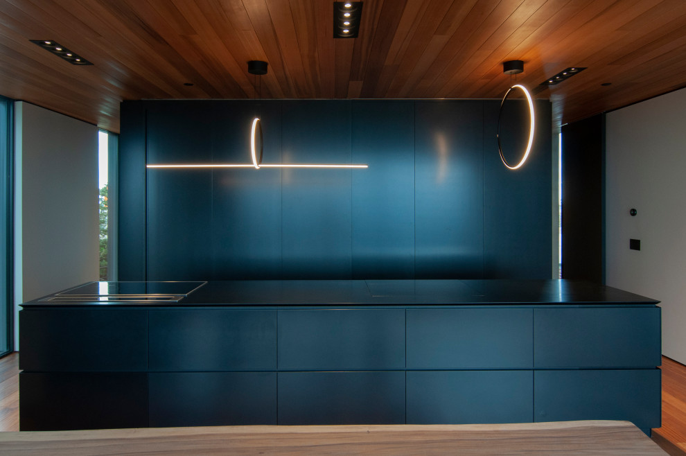 Idee per una cucina minimalista con ante lisce, ante nere, elettrodomestici neri, pavimento in legno massello medio, 2 o più isole, top nero e soffitto in legno