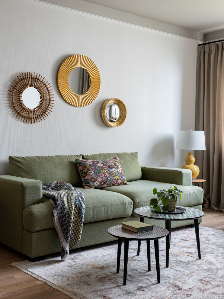 Esempio di un piccolo soggiorno minimal con pareti bianche, pavimento in legno massello medio, nessuna TV e pavimento marrone