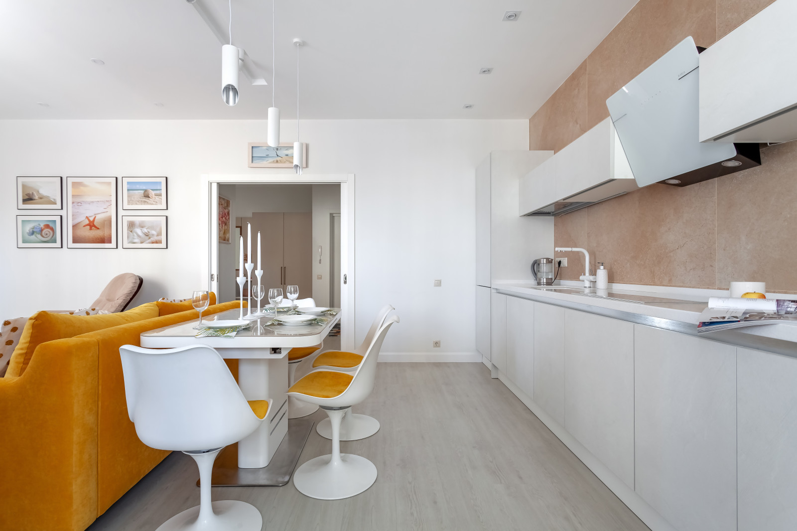 Воздушная квартира с яркими акцентами