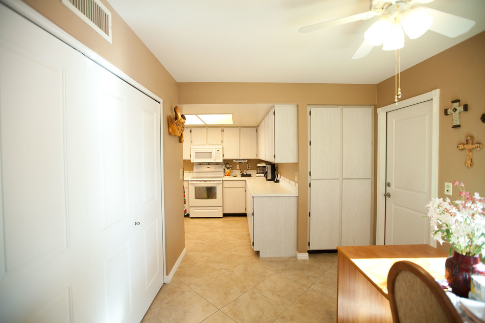 Example of a transitional kitchen design in Phoenix