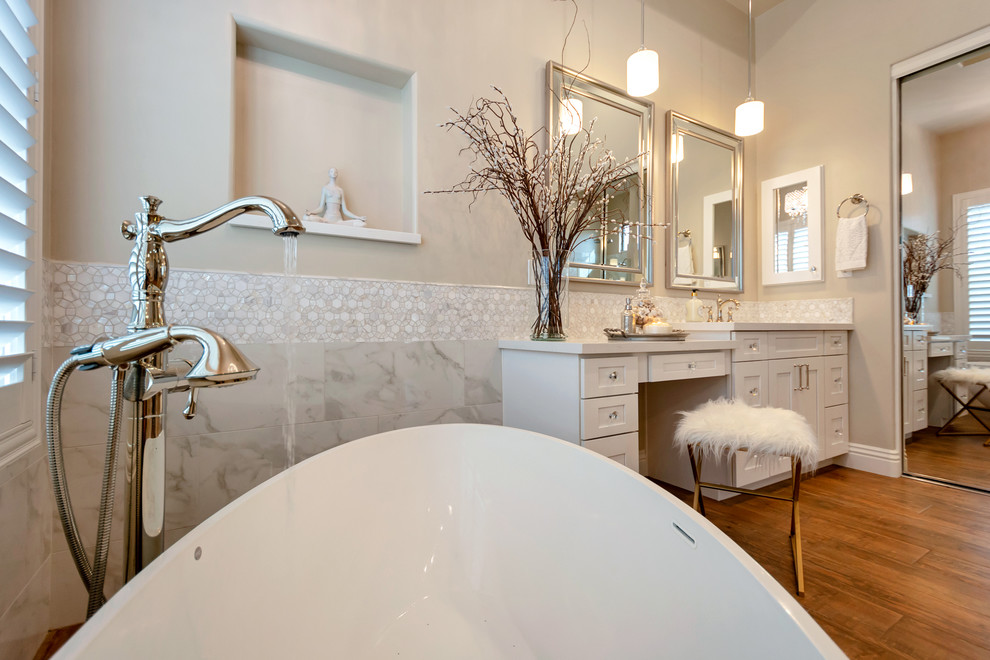 Idéer för att renovera ett mellanstort vintage vit vitt en-suite badrum, med skåp i shakerstil, vita skåp, ett fristående badkar, en öppen dusch, vit kakel, porslinskakel, grå väggar, ett undermonterad handfat, bänkskiva i kvarts och med dusch som är öppen