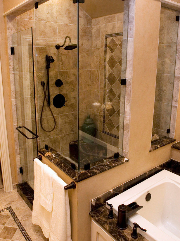 Idéer för ett stort klassiskt svart en-suite badrum, med luckor med infälld panel, beige skåp, flerfärgad kakel och granitbänkskiva