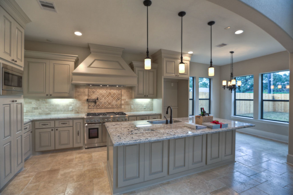 Transitional kitchen photo in Houston