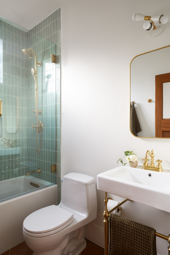 Источник вдохновения для домашнего уюта: маленькая ванная комната в викторианском стиле с белыми фасадами, ванной в нише, душем над ванной, унитазом-моноблоком, зеленой плиткой, керамической плиткой, белыми стенами, полом из керамической плитки, раковиной с пьедесталом, оранжевым полом, душем с распашными дверями, нишей, тумбой под одну раковину и напольной тумбой для на участке и в саду