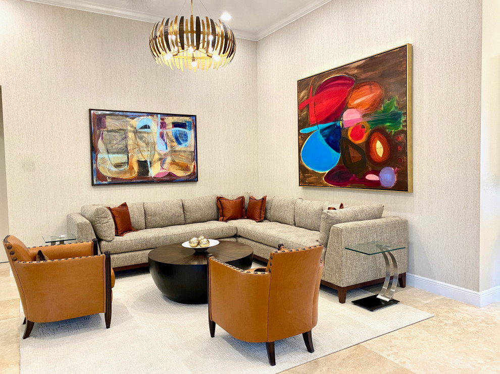 Свежая идея для дизайна: открытая гостиная комната среднего размера в стиле неоклассика (современная классика) с разноцветными стенами, полом из травертина, мультимедийным центром, бежевым полом и обоями на стенах - отличное фото интерьера