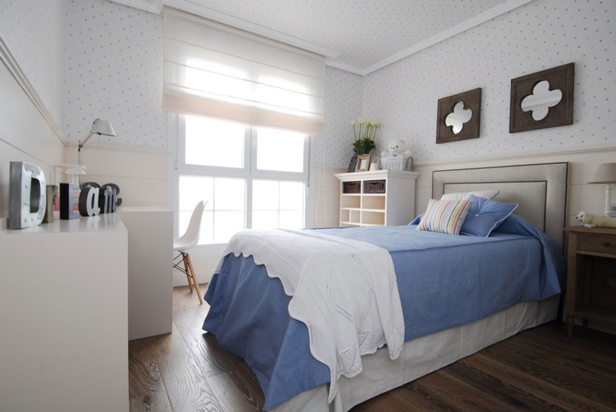 Inspiration for a transitional kids' bedroom for kids 4-10 years old and girls in Bilbao with dark hardwood floors.