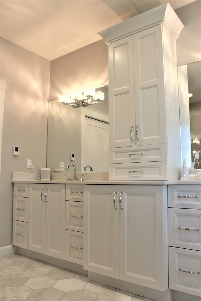 Idéer för stora vintage vitt en-suite badrum, med luckor med infälld panel, vita skåp, våtrum, en toalettstol med separat cisternkåpa, marmorgolv, ett undermonterad handfat, bänkskiva i kvarts och dusch med gångjärnsdörr