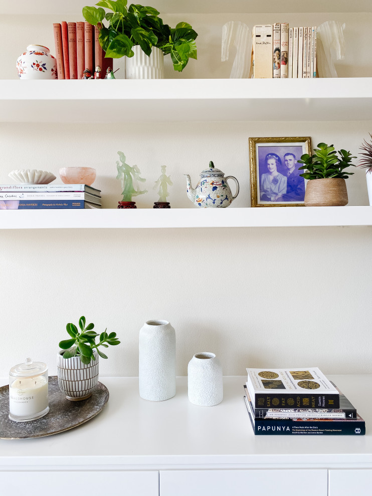 Réalisation d'un grand salon tradition ouvert avec un mur beige et un téléviseur encastré.