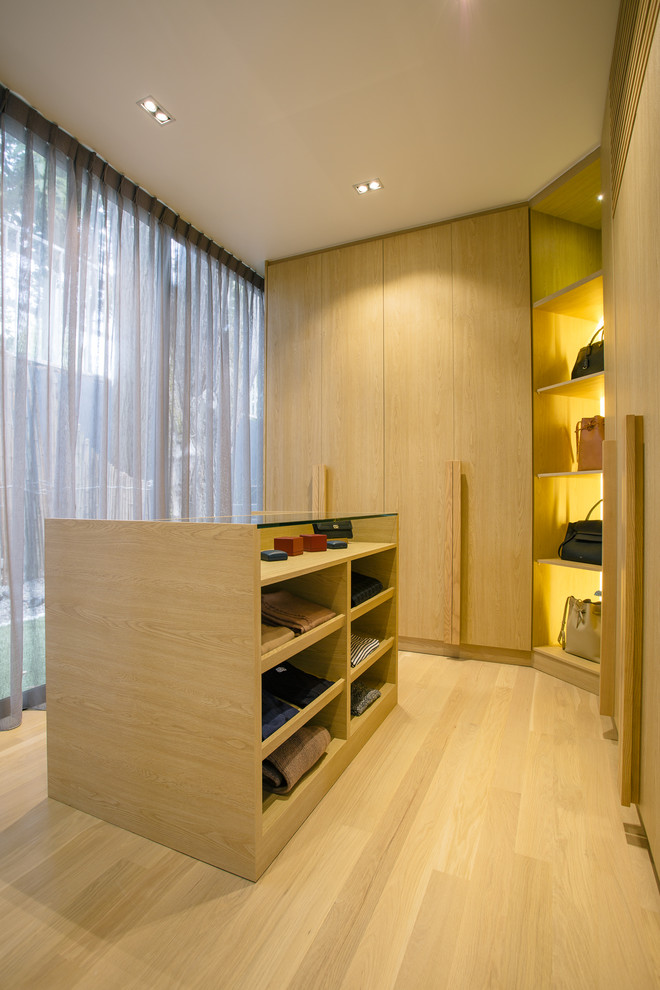 Design ideas for a contemporary storage and wardrobe in Singapore.
