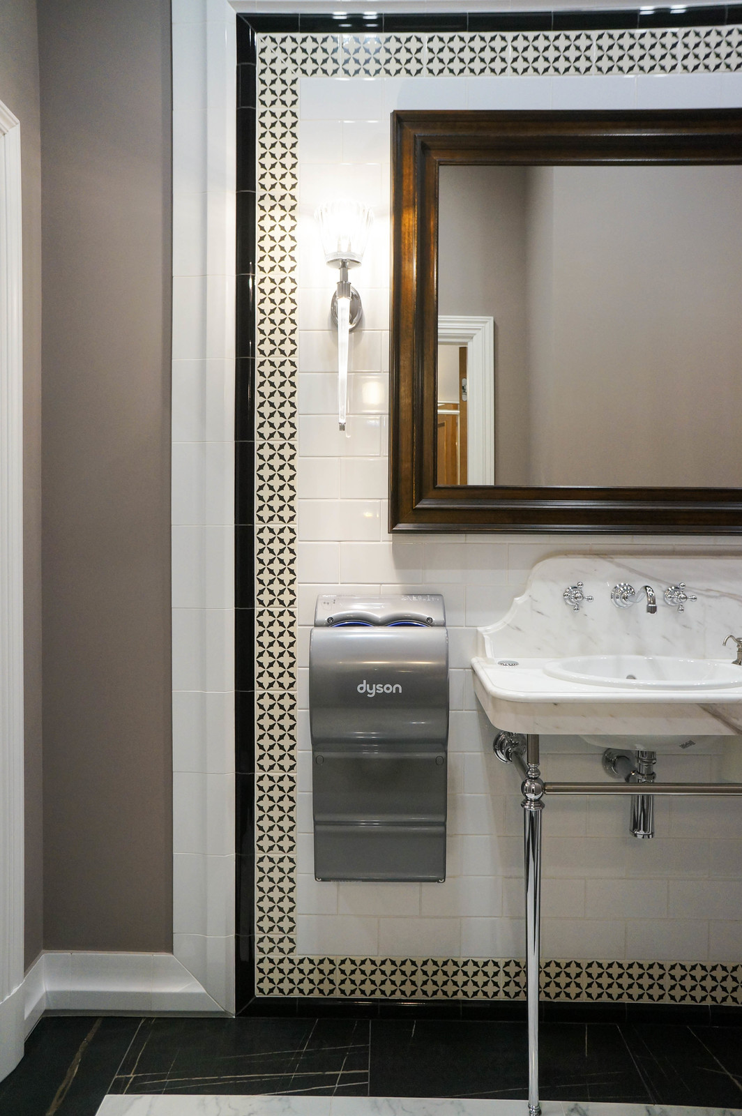 Общественный санузел в офисном здании.